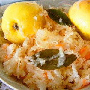 Квашеные яблоки с капустой